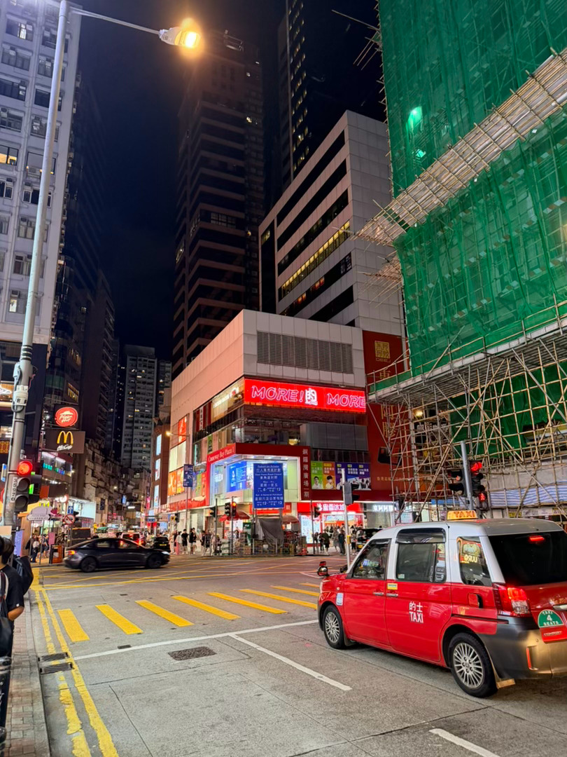 小时候很喜欢看古惑仔，每次来香港都得来这绕一圈，因为来一次感觉一次原来陈浩南和山