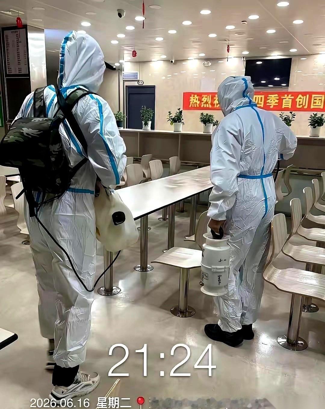 把狗放餐桌上，掰着鸡架喂，还一脸得意地拍视频发网上，配文：“狗狗吃得得劲”。
我