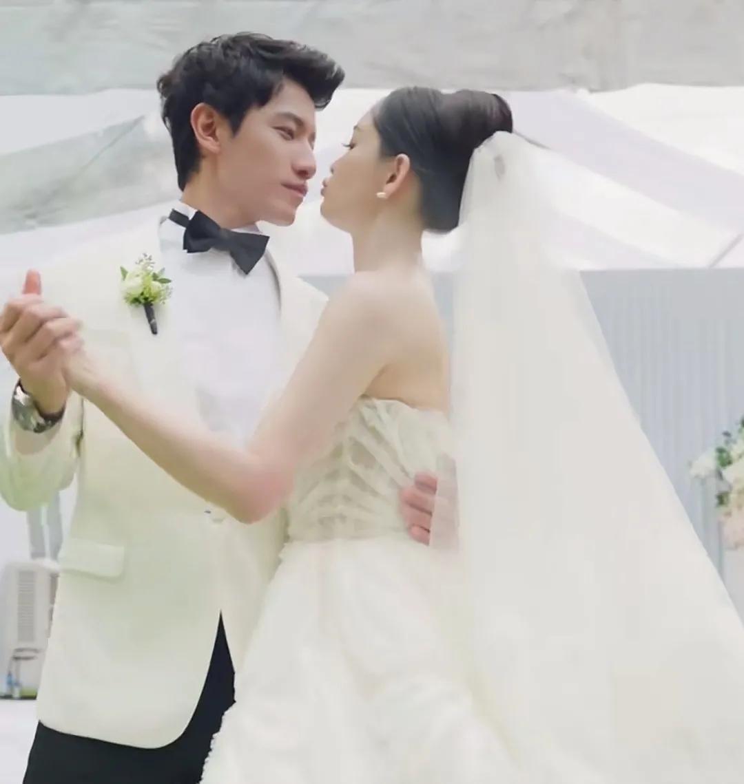 陈乔恩与老公的这张婚纱照很有意思
陈乔恩好像嘟着嘴求吻似的
而她的老公，好像故意