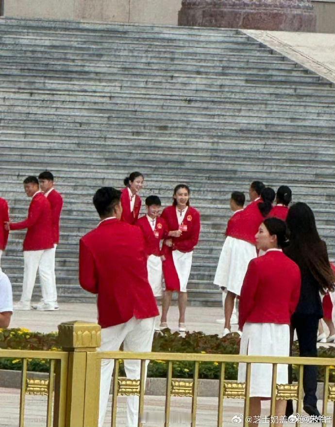 被女排姑娘拉着合影，哈哈哈哈哈，她！尊！嘟！好！可！爱！呀！#孙颖莎轻轻萌晕所有