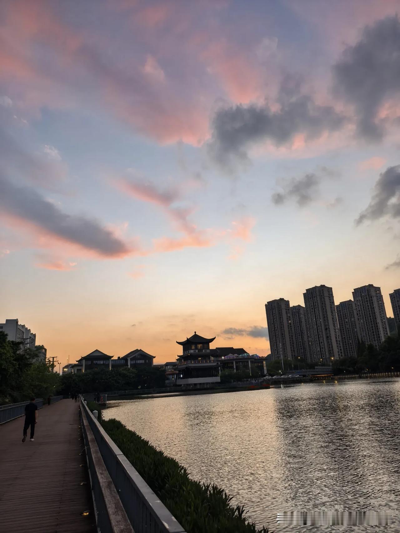 火烧云是指天空中出现赤色云霞。
从气象学角度来看，火烧云属于低云类。傍晚太阳快要