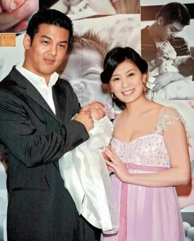 贾静雯生了女儿，婆婆气得破口大骂。儿子另娶新欢却无儿无女，真是报应！
贾静雯凭借