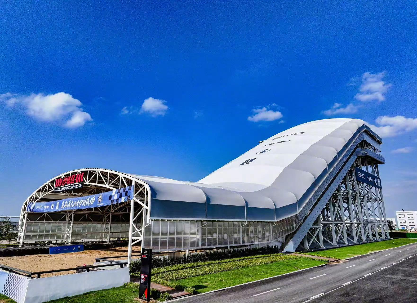 比亚迪全地形赛车场开业15300㎡多功能区设置标准绕桩、智能泊车、AEB、鱼钩测