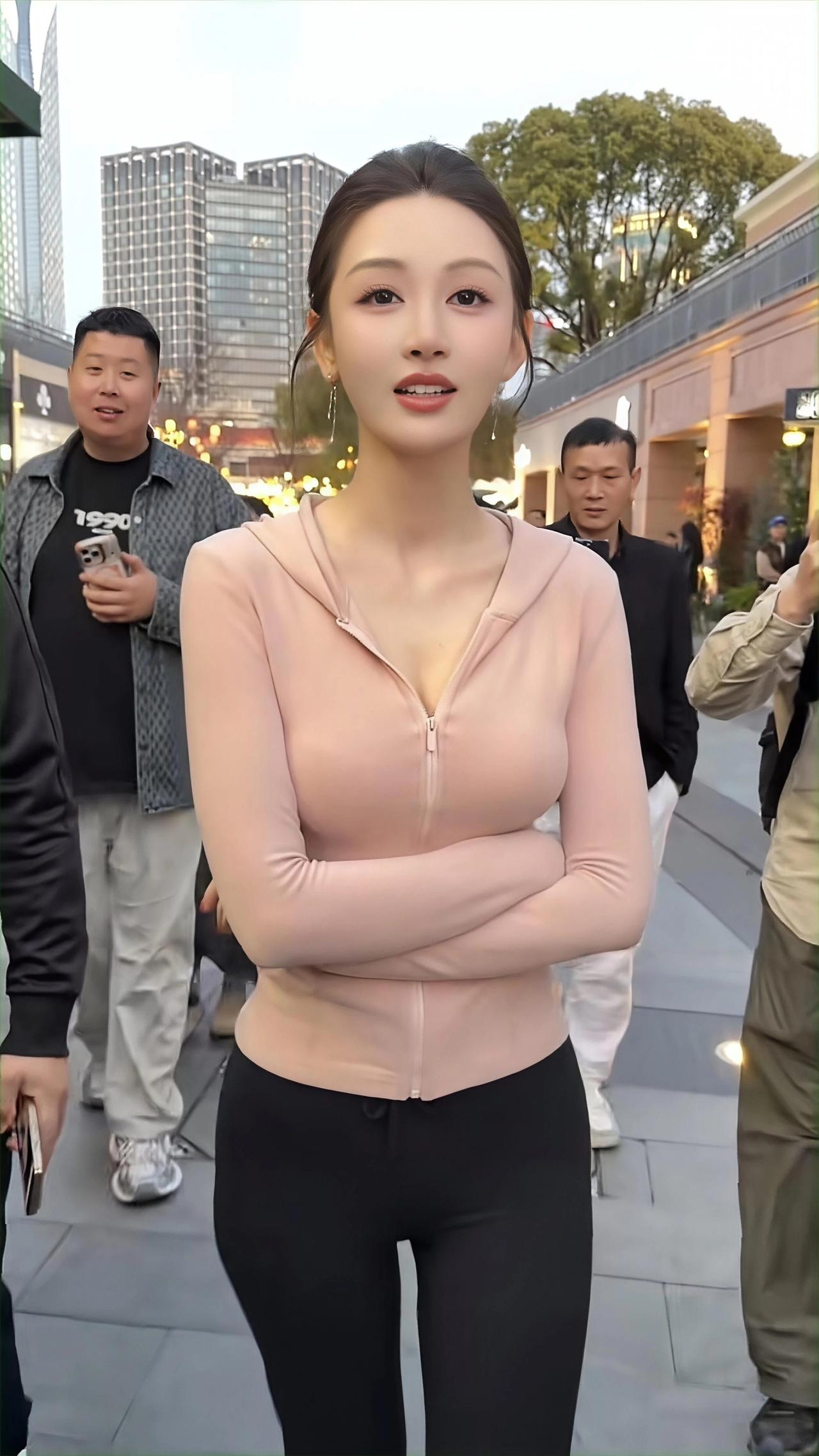 @敏敏💫 @小敏～ 
穿搭 路人视角 御姐 大长腿