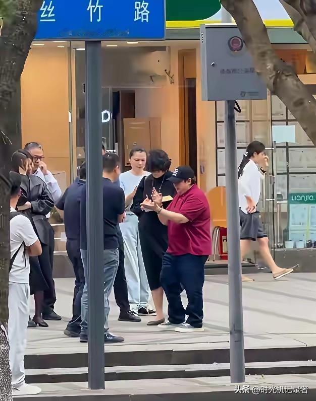 路人偶遇韩红，韩红人缘很好，和朋友一起在路边谈笑风生，好像在交代什么事情，有人专