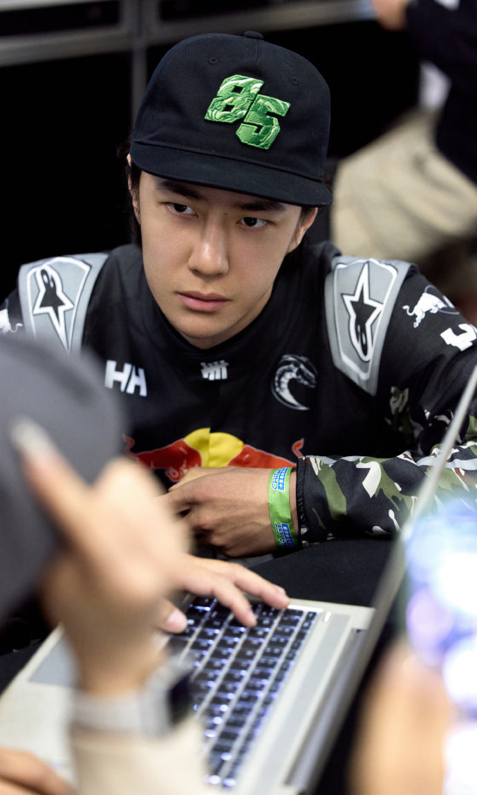 85号赛车手王一博即刻开跑 王一博破风逐影 王一博破风逐影，85号赛车手王一博即