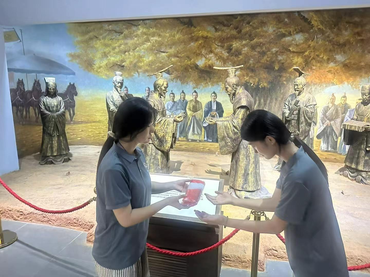 秦岭笑谈[超话]七月莒县，暑气蒸腾。“青衿逐光-薪火永传”实践队的工科青年们，带