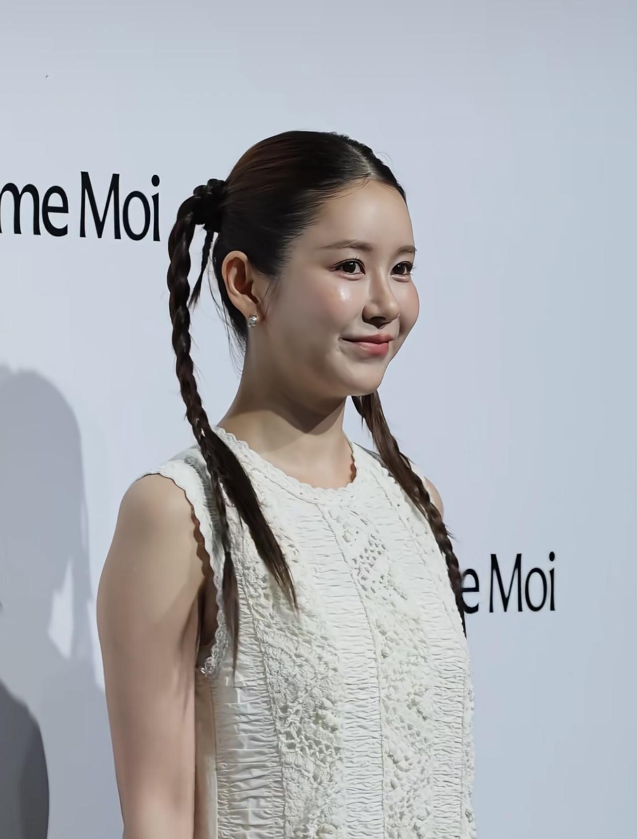 3月27日，张子萱现身上海参加活动，42岁这状态，真的好nice啊。

张子萱这