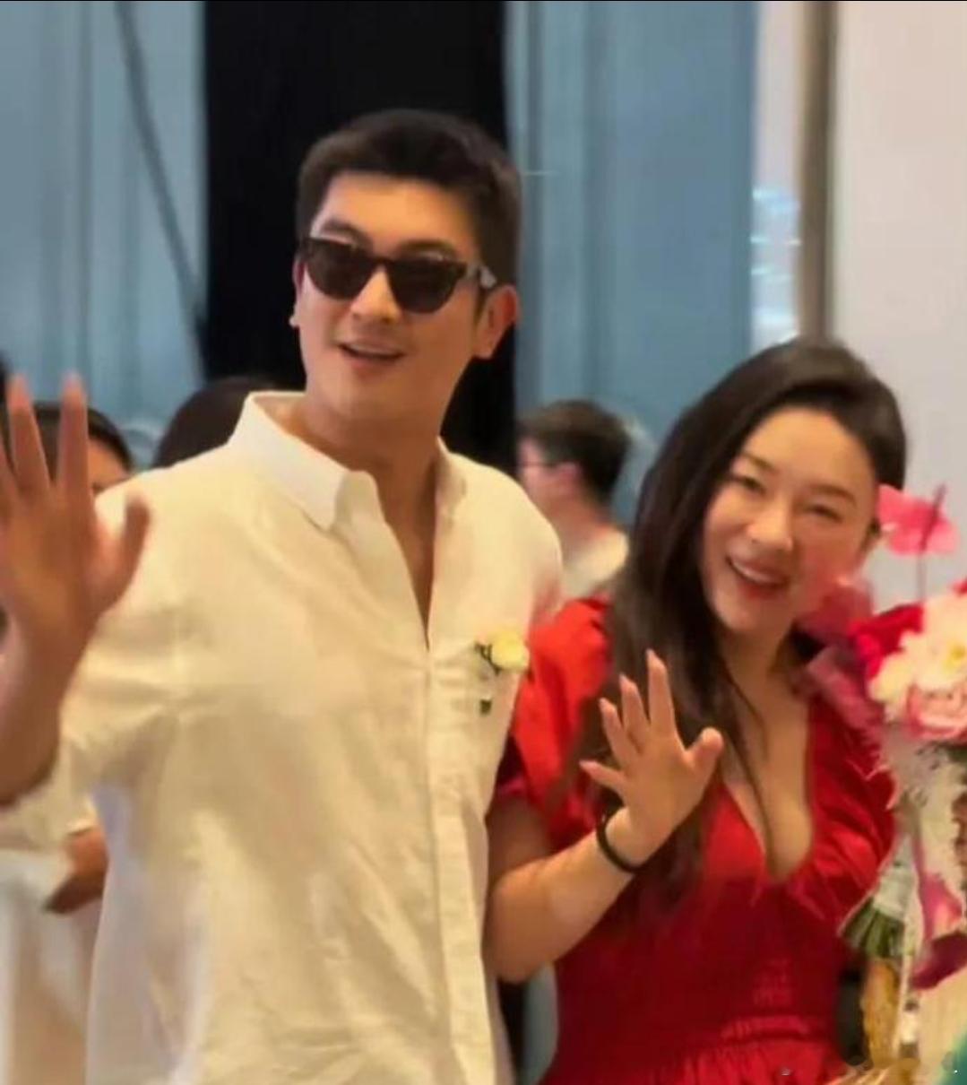 杜江霍思燕夫妇出席好友婚礼，二人虽略显发福，但结婚多年零绯闻，幸福美满，堪称娱乐