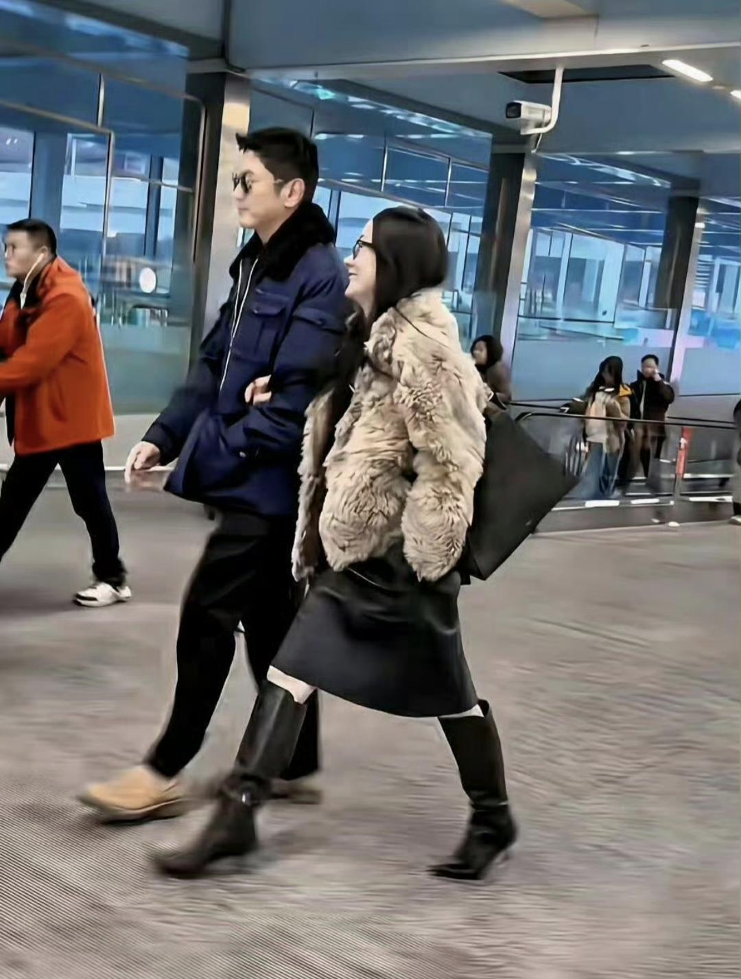 网友说，霍思燕这穿着打扮越来越有湘味了哈哈。
女生就是不同的年龄会喜欢不同的东西