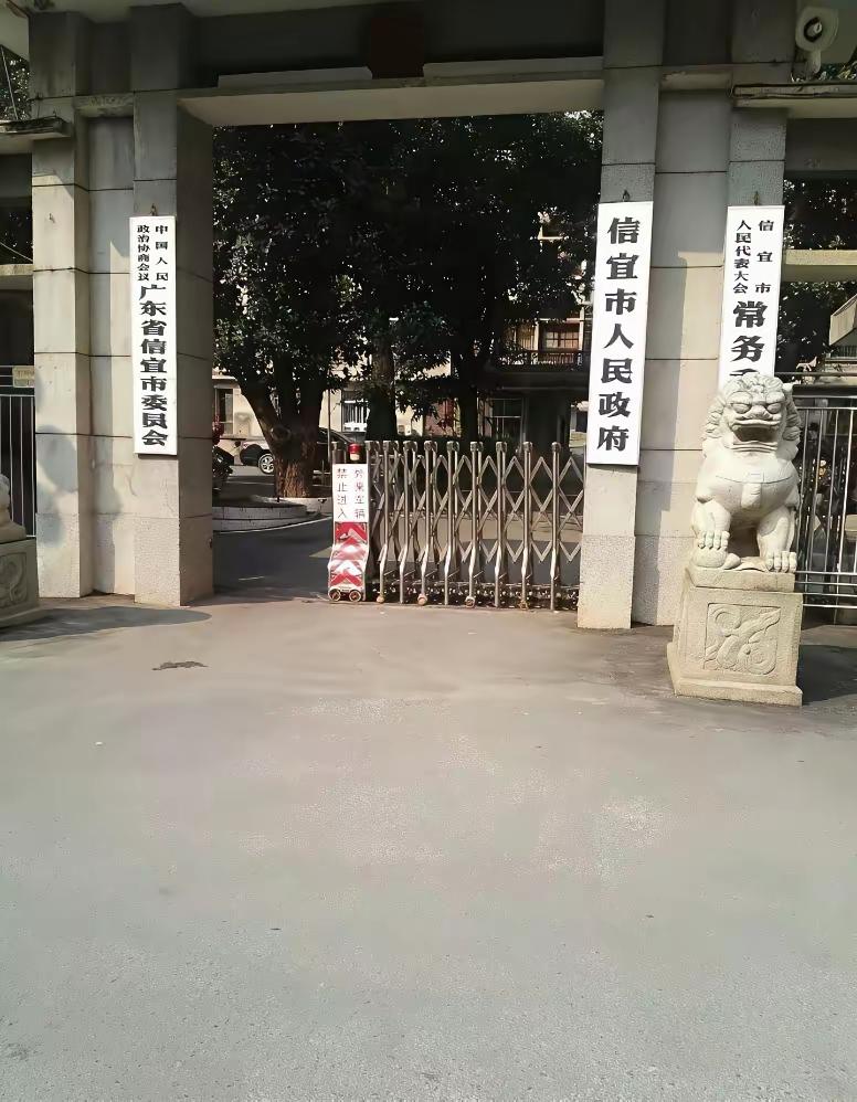 去到信宜市发现现在信宜城建非常不错，玉都新区高楼林立，中心公园非常漂亮。但是反观