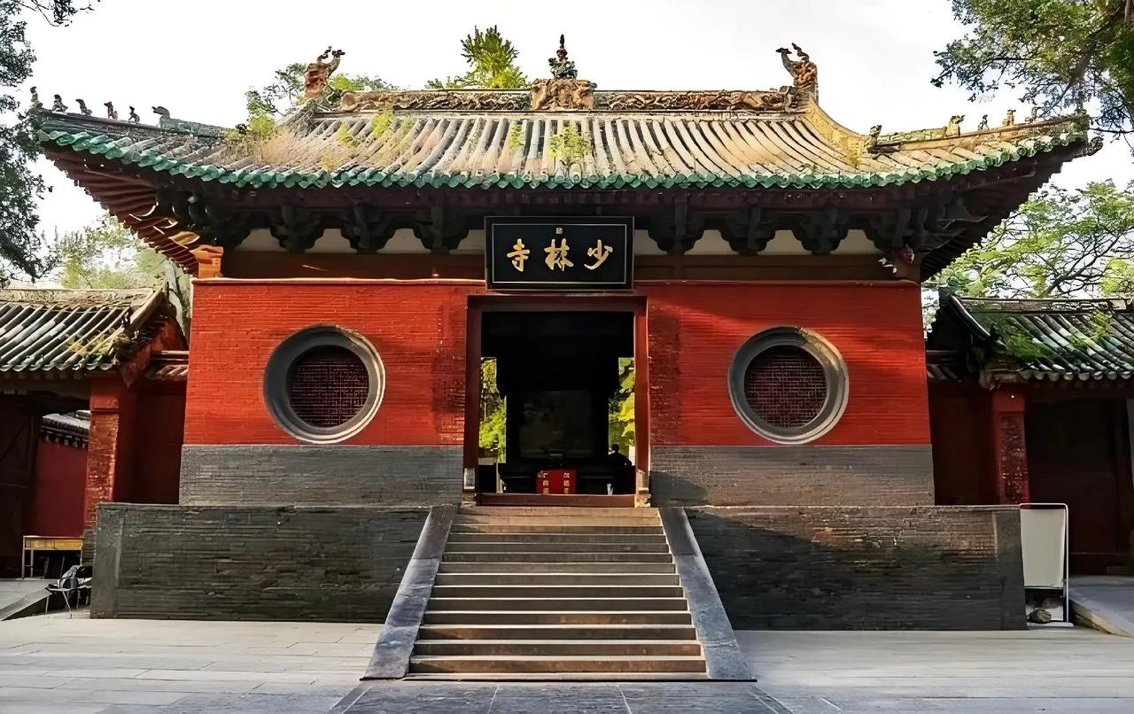 都说新官上任三把火，

释印乐接任主持第三天，

少林寺里里外外都变了个样:
