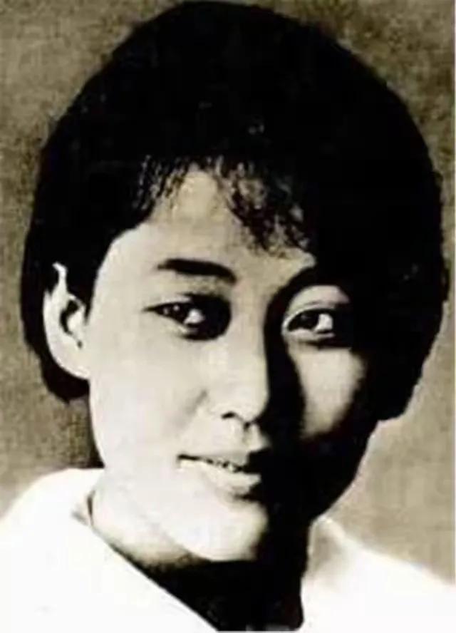 1940年，严刑逼供失败后，敌人用锋利的刀子去割陈康荣的肉，陈康荣就发出了惨烈的