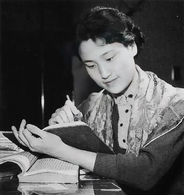 天上掉下个林妹妹，“林妹妹”王文娟的学习照，娴静，知性。
