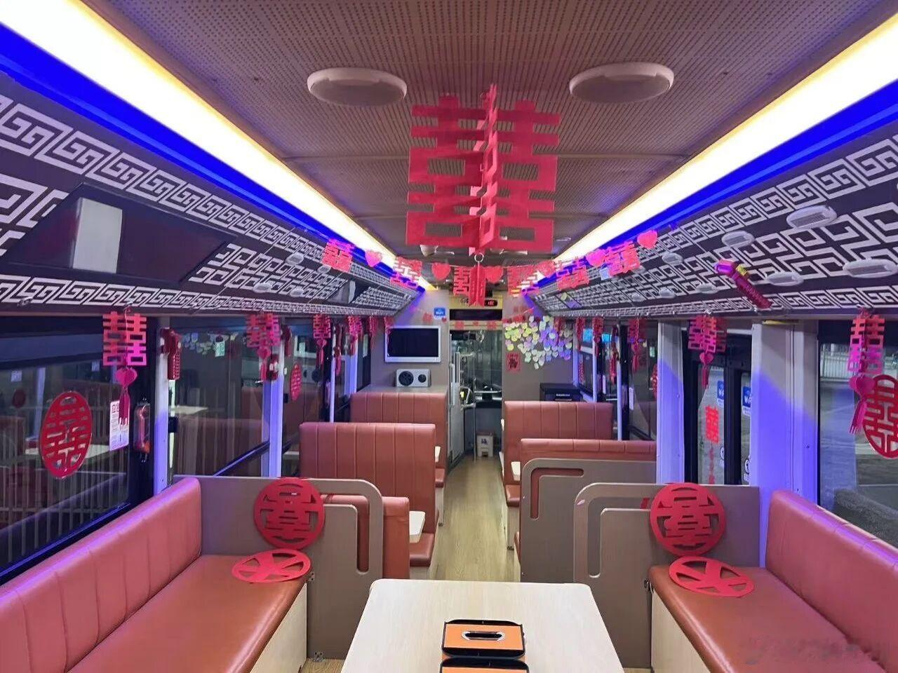 【郑州商都号文旅巴士首当婚车 开启婚嫁新风尚】近日，郑州公交“商都号时空穿梭文旅