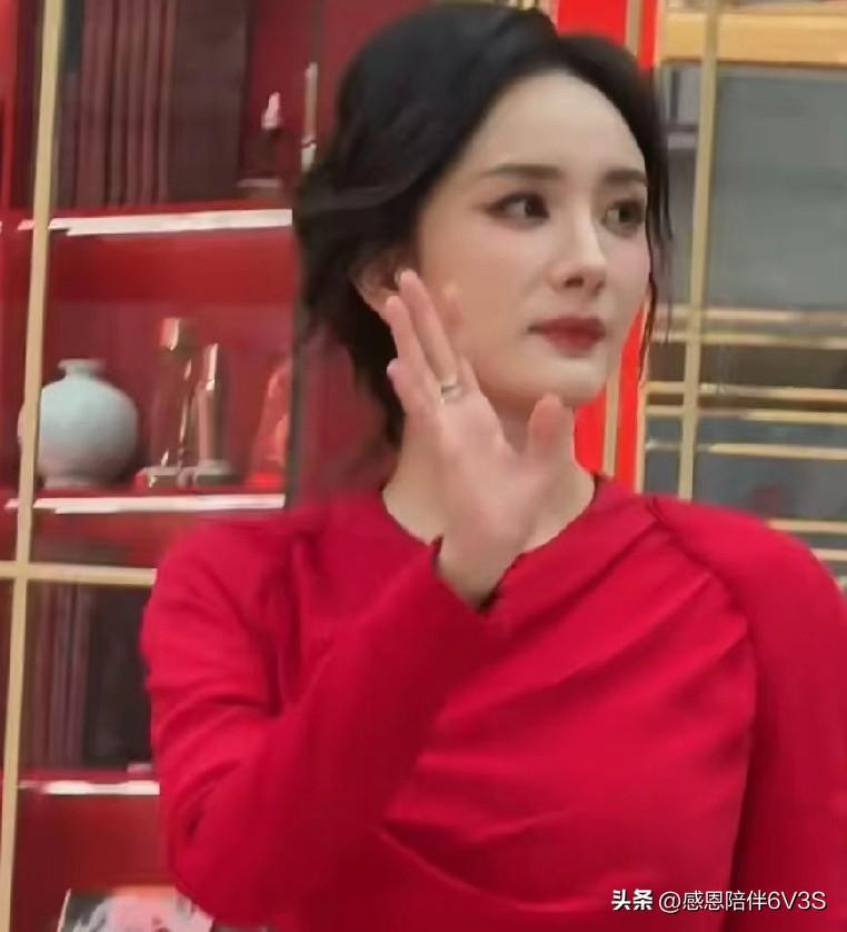 杨幂的身材比例确实让人羡慕，细腰长腿，头小脸小，五官又立体，这组合简直是颜值界的