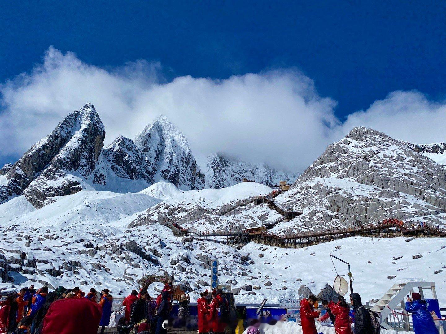 冬天一定要去一次玉龙雪山，天空像水洗过一样清澈透明，好一个洁净美好的世界；山上冰