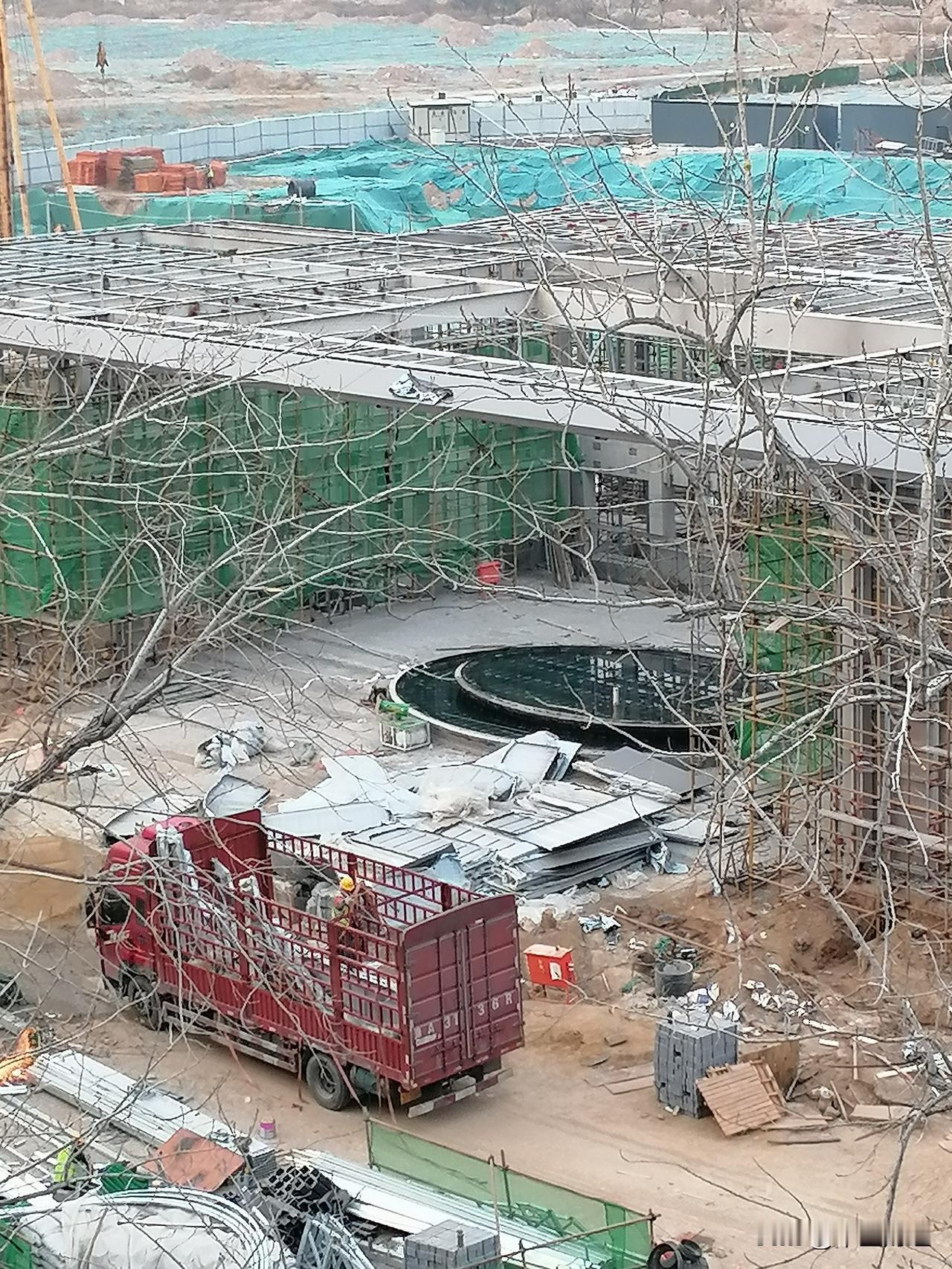 这一看就是房地产公司盖的小区大门， 对于房地产公司的项目而言，大门是一个脸面投入