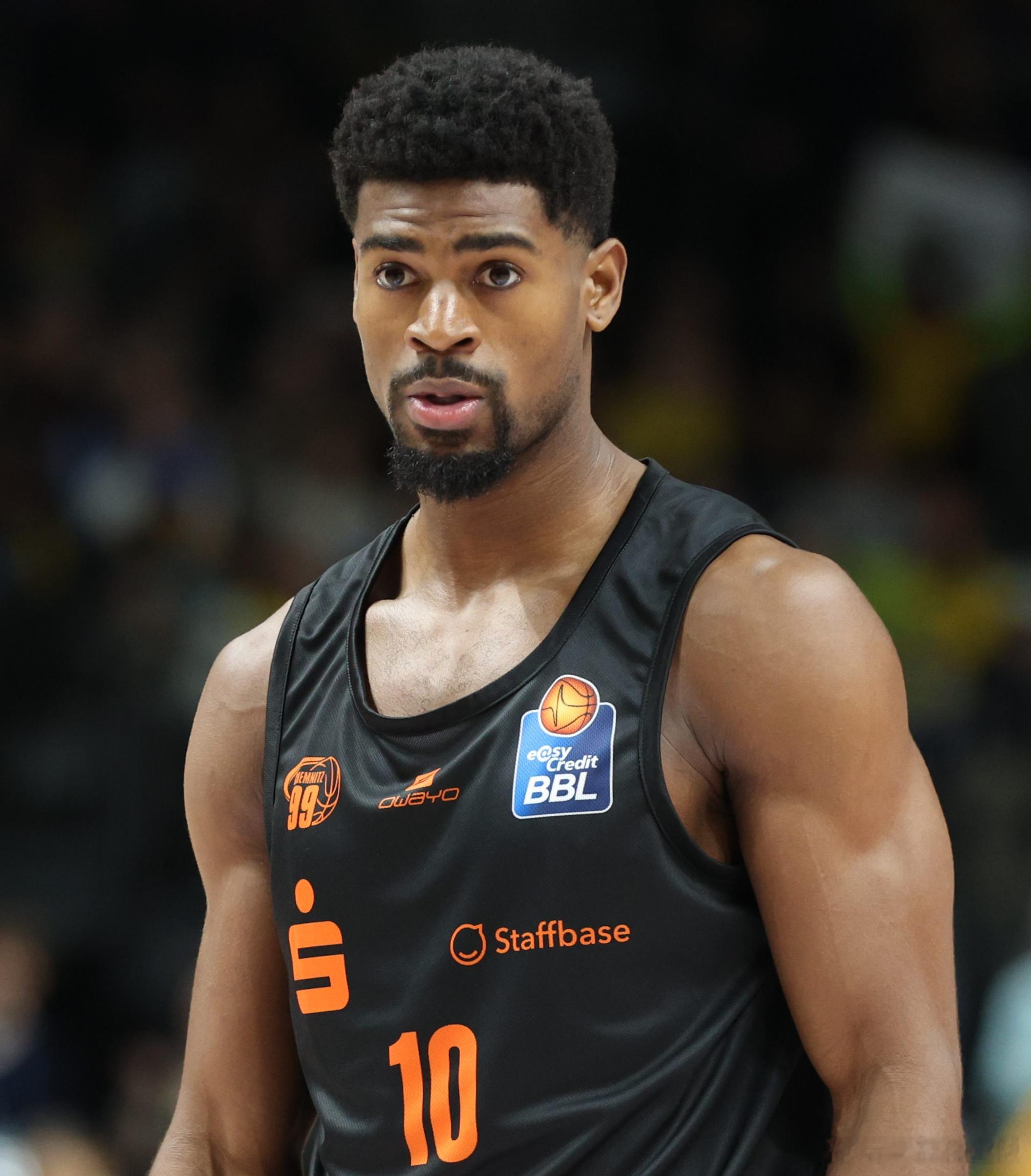 北京男篮的新外援小维克多-贝利，看了他在德国的高光，最擅长的两招：1.靠速度生吃