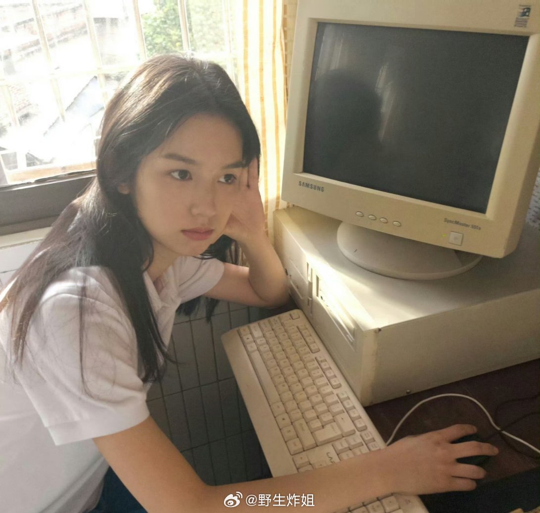 一起来看看周也的最新妆造，这一身学生妆造，真的看起来元气满满的啊，这位姐的颜值还