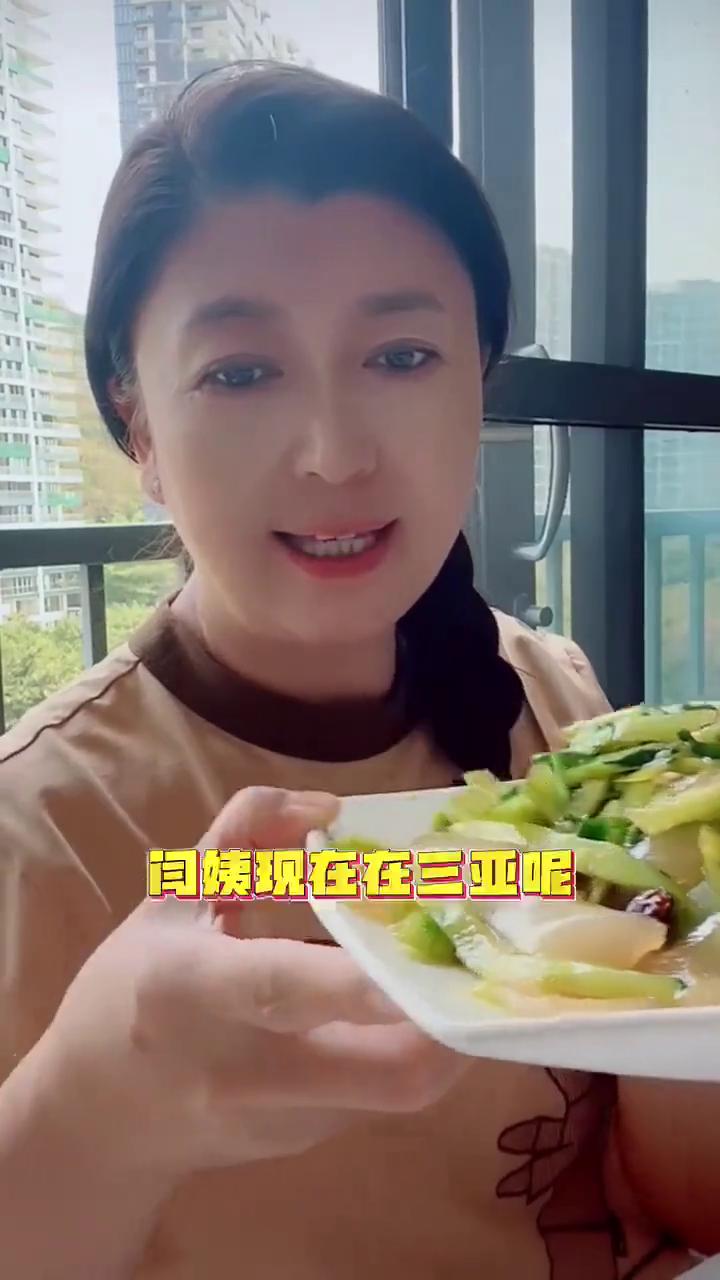看看我中午的菜，凉皮、黄瓜、凉皮、大黄瓜、延吉。现在在三亚感觉环境还不错，三亚各