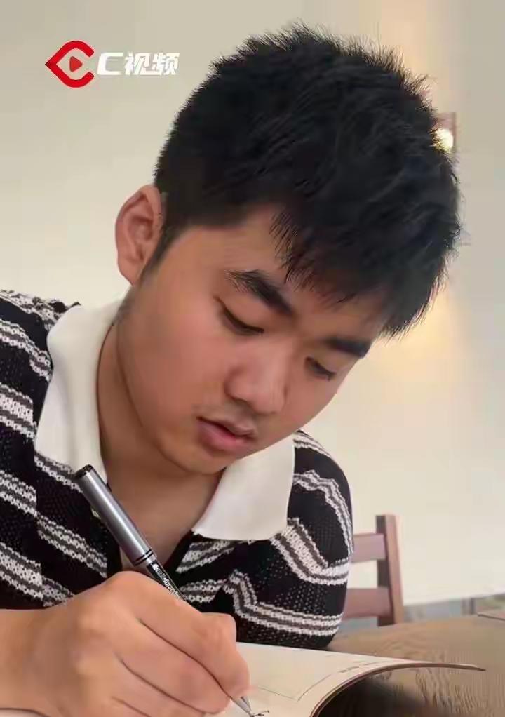 太励志了！四川独臂少年刘宸瑞10岁时，一场意外让他永远失去左臂。

命运狠狠给他