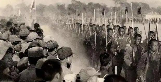 1939年，冀东抗联总司令高志远去开会，萧克对他说：“配枪不错。”高志远把手枪交