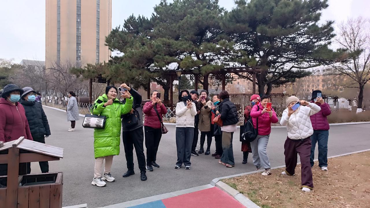 偶遇一老年大学摄影班同学来水塔公园采风。一个个容颜焕发，精神矍铄。老师拿实景讲解