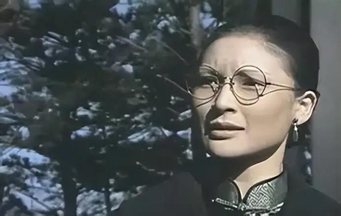她年轻时太美，追她的都是有钱人，如今77岁了还是单身一人。苦情剧中总有一个角色让