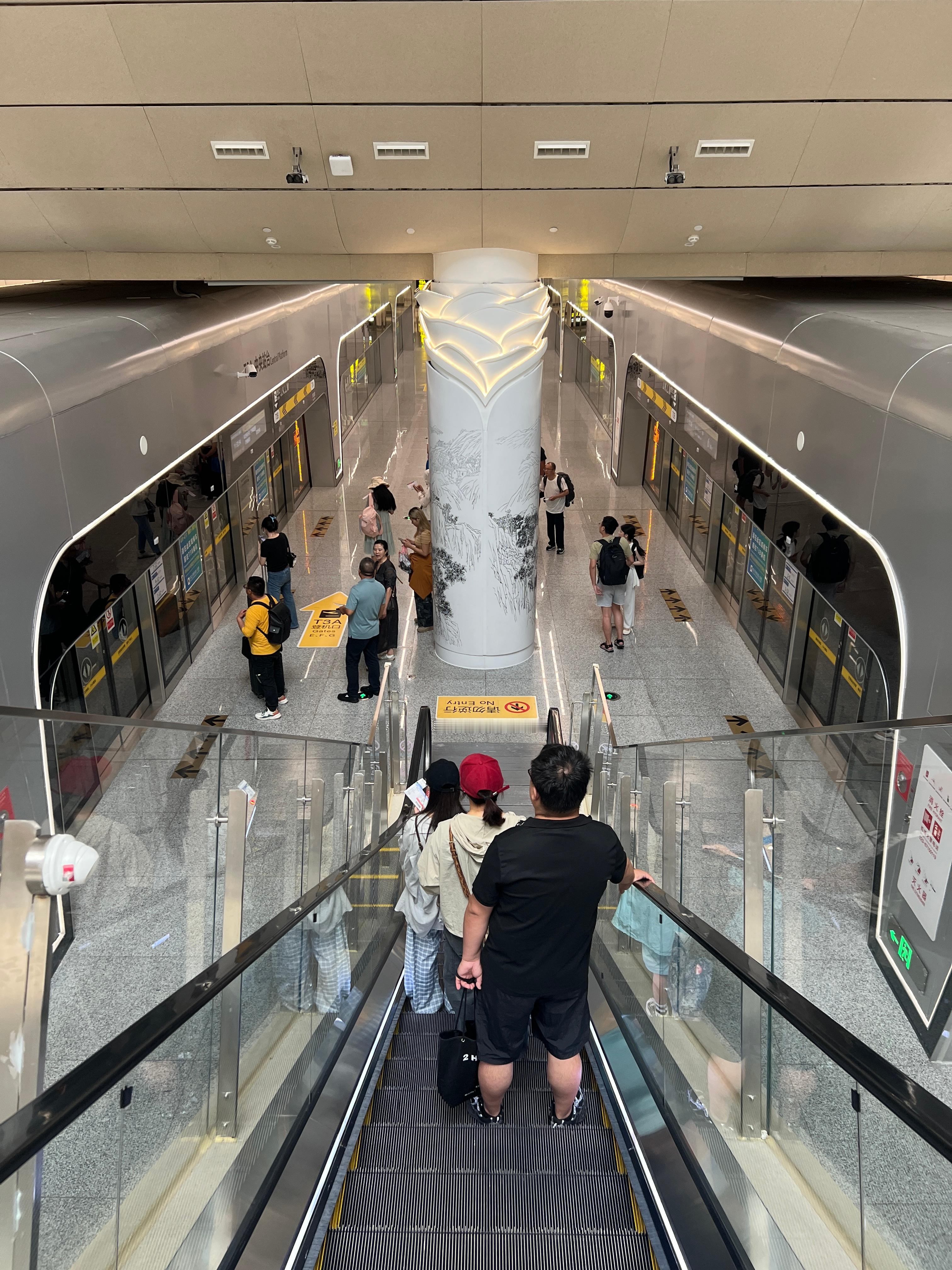早上闹钟没叫醒我，睡过头了，11点半从酒店出发，12点到机场，12点半飞机起飞，