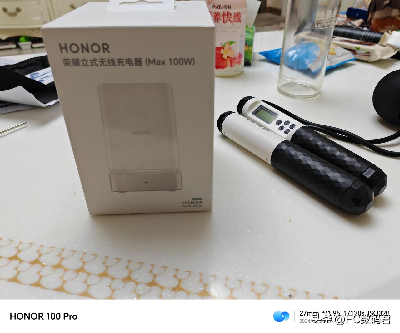来来，又来两个产品，一个跳绳，一个立式无线充电器，我觉得这个充电器还是不错的，这