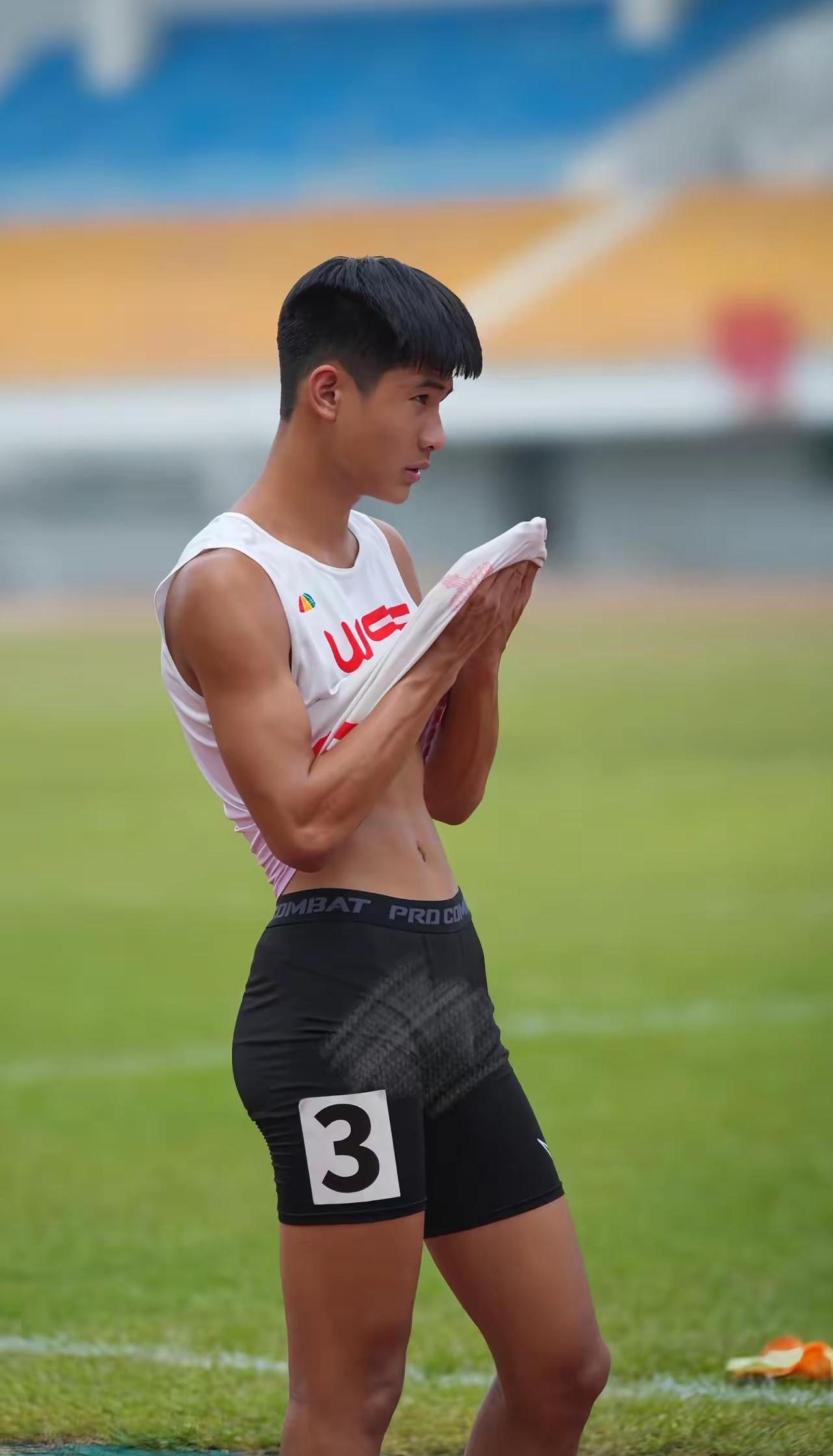 热到根本停不下来，擦汗都擦累了🥵。救命！热到爆！擦汗的三连拍原主@Unbeli