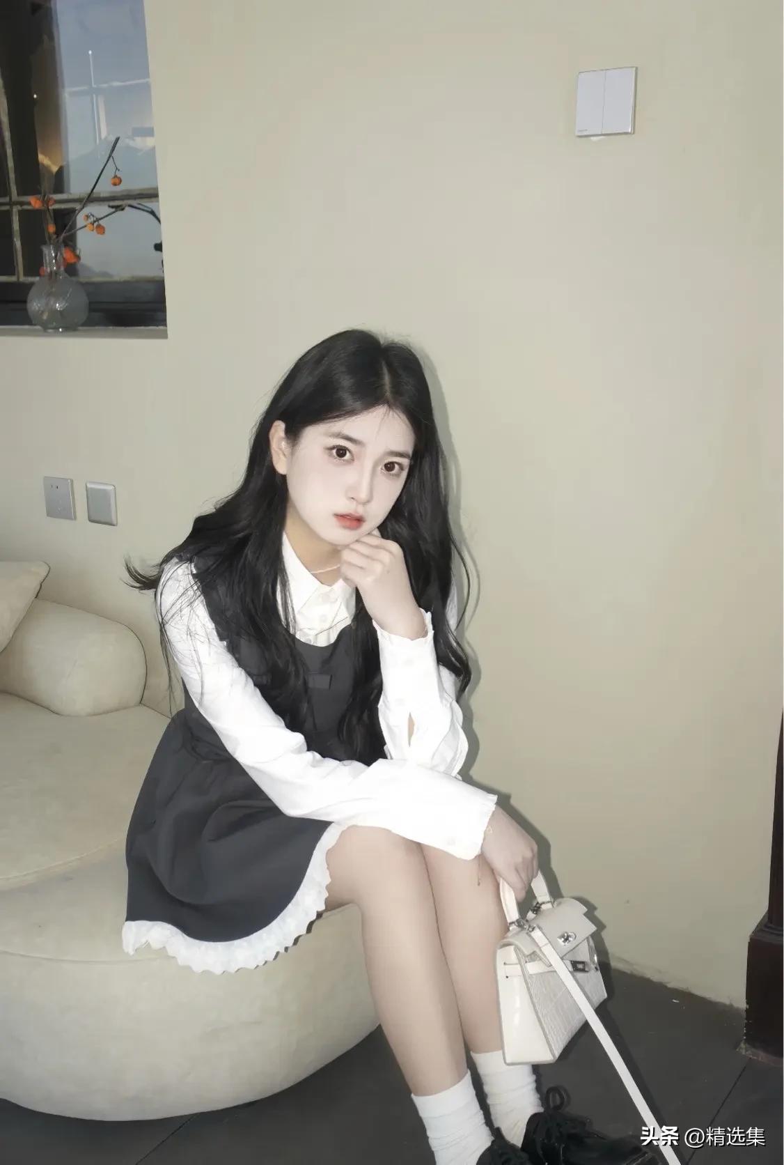 慵懒的室内角落，安静的氛围，定格清甜又沉静的少女模样。