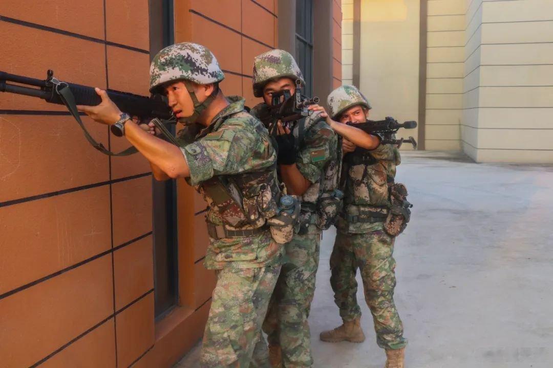 #前线熄灯号[超话]##军营晚点名##人民前线# “我坚信，真心是一种无比强大的