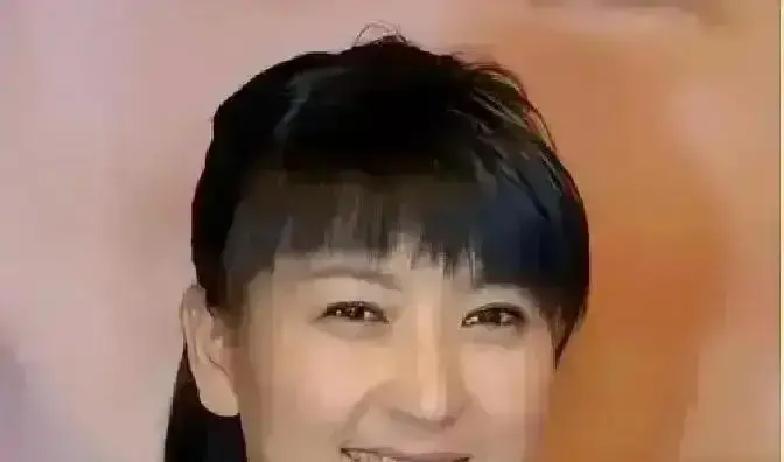 3小时直播赔10万
 
横店刚下狠手，演员边拍戏边开直播直接解约。闫学晶直播3小