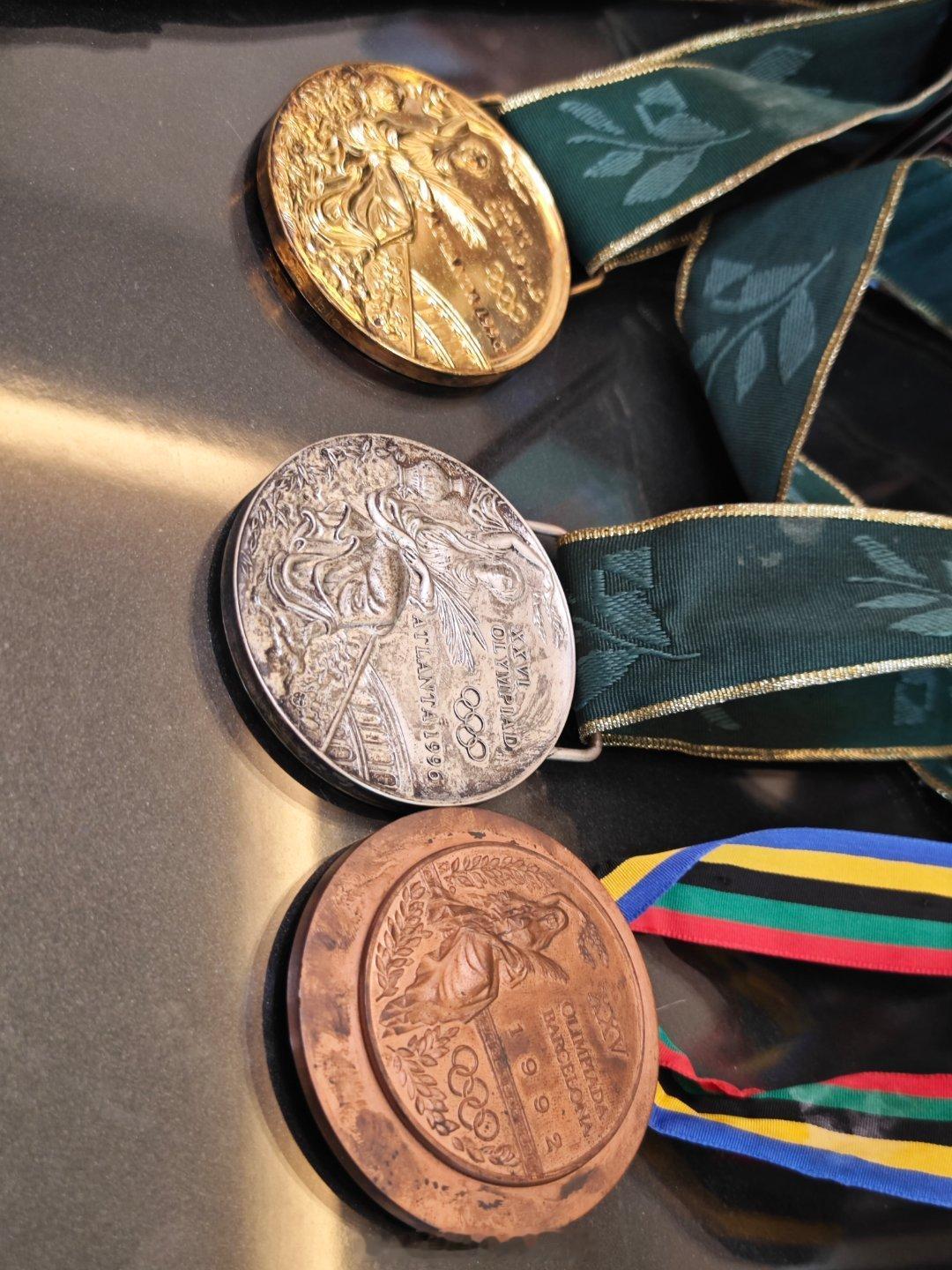 三块奥运奖牌金银铜 