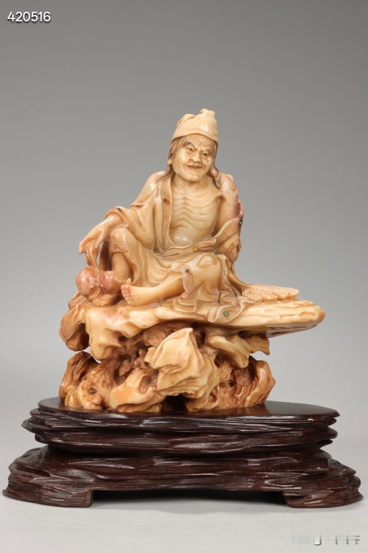 清 寿山石雕济公摆件

规格：高16.5cm，长14cm，宽8cm，重1220g