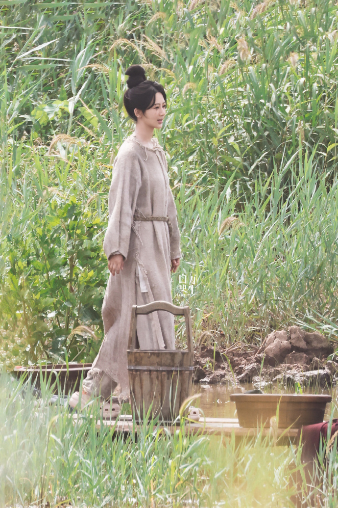 杨紫《#国色芳华# 》路透粗布麻衣，我们何惟芳创业难难的碗都破了[抱一抱] ​​