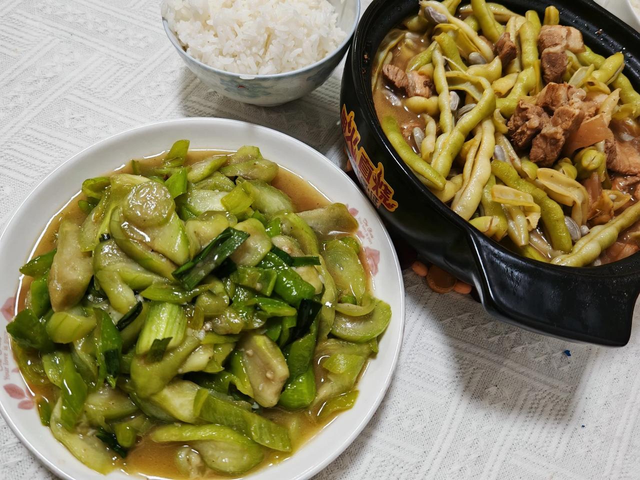午饭分享：
这两天天气阴沉沉的，气温在30度左右，有阵阵的凉风，感觉还是不错的！