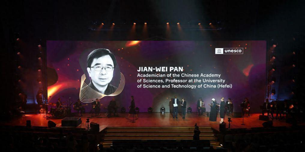 巴黎联合国教科文组织总部爆出个大新闻，中国科学家潘建伟拿下了门捷列夫奖！消息一出