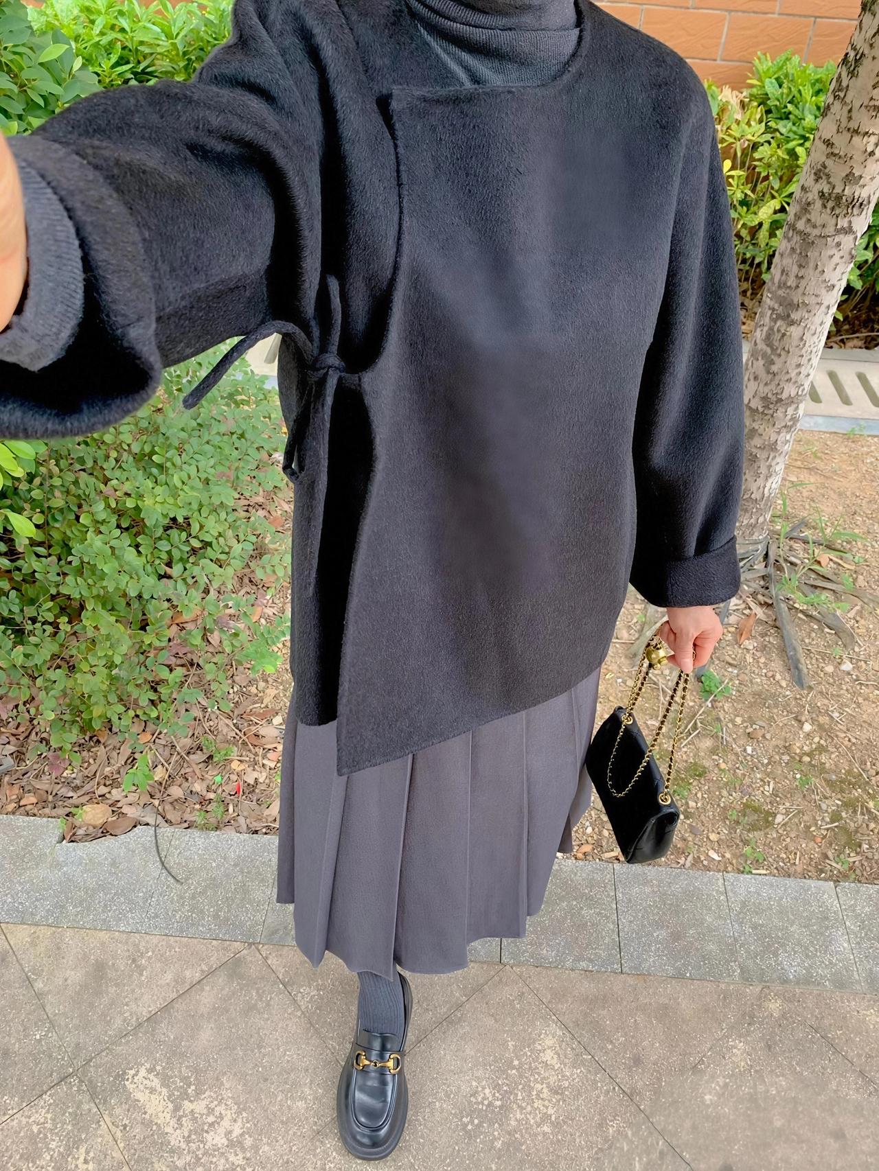 我衣柜里有一条灰色半身裙，
上衣倒是随便配都行，可鞋子，我一直拿不定主意。
 