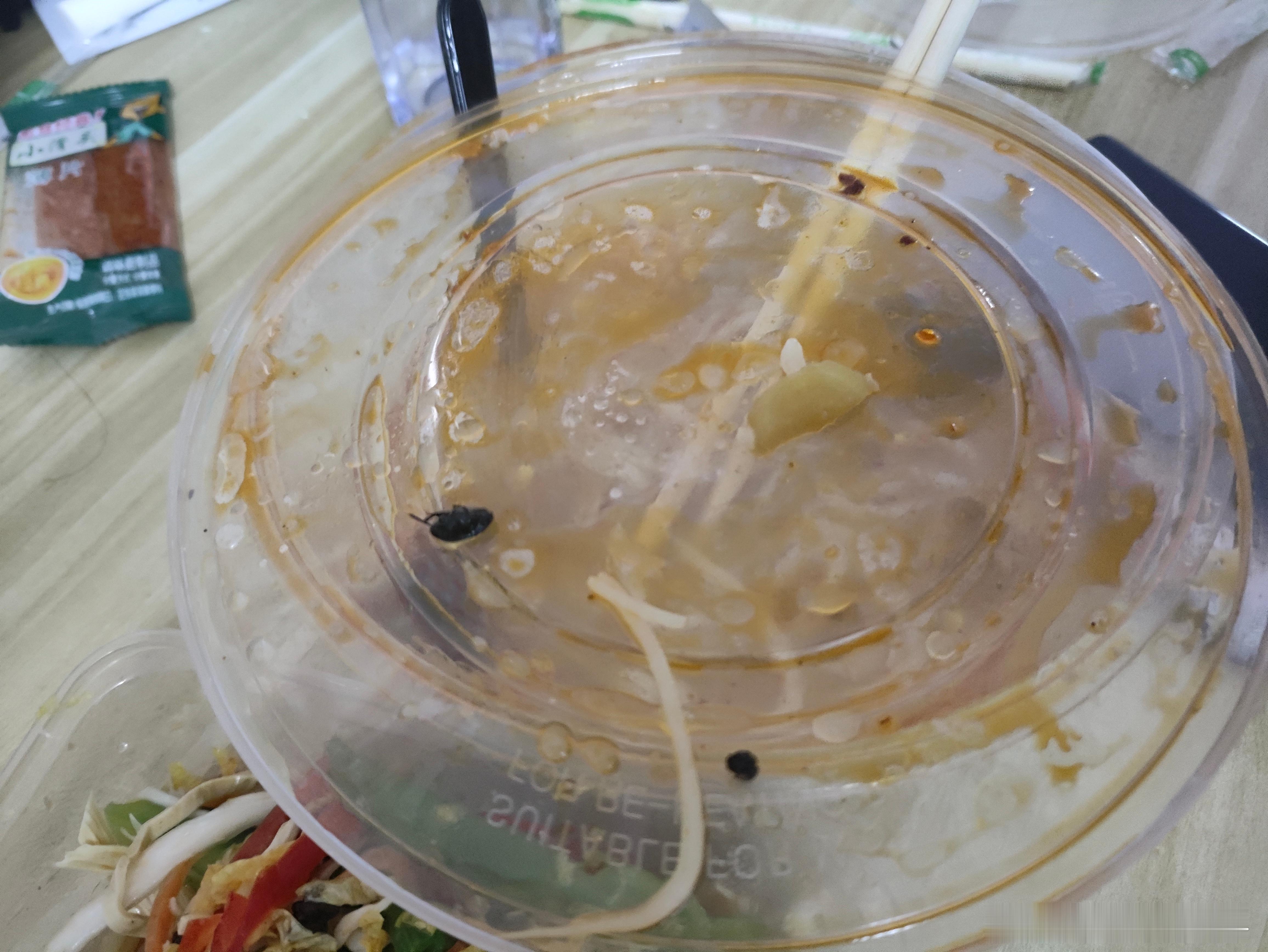 恶心死我了，这个是什么虫子米线吃一半才发现 