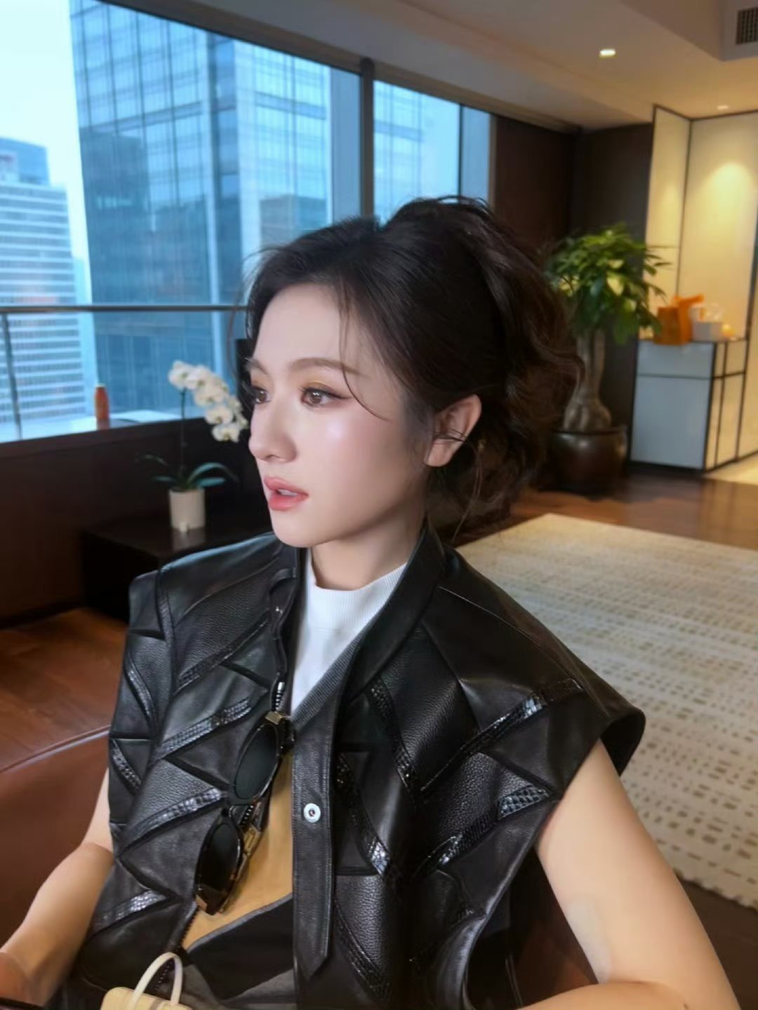 李兰迪 匆匆忙忙游刃有余 李兰迪这身叠搭太有范儿！皮衣利落，连衣裙优雅，在匆忙中