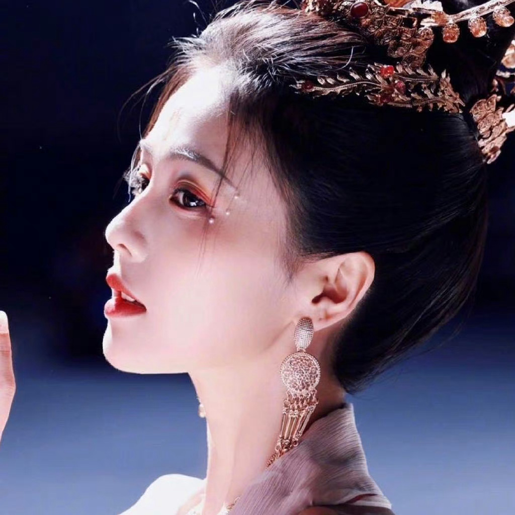 白鹿  白鹿王韵娜 白鹿开到荼蘼 你在我面前永远都闪闪发光，就像整个宇宙的星光都