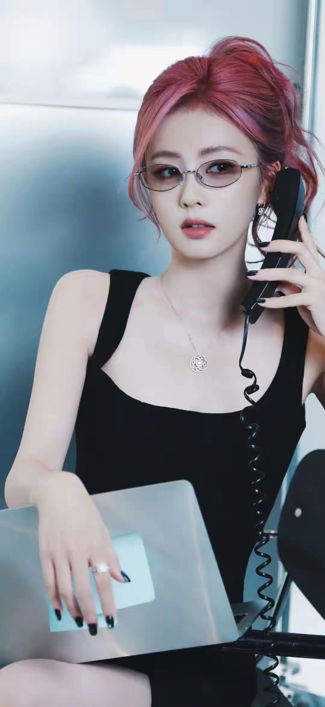 眼镜现在不仅仅是有学问的象征，更是……