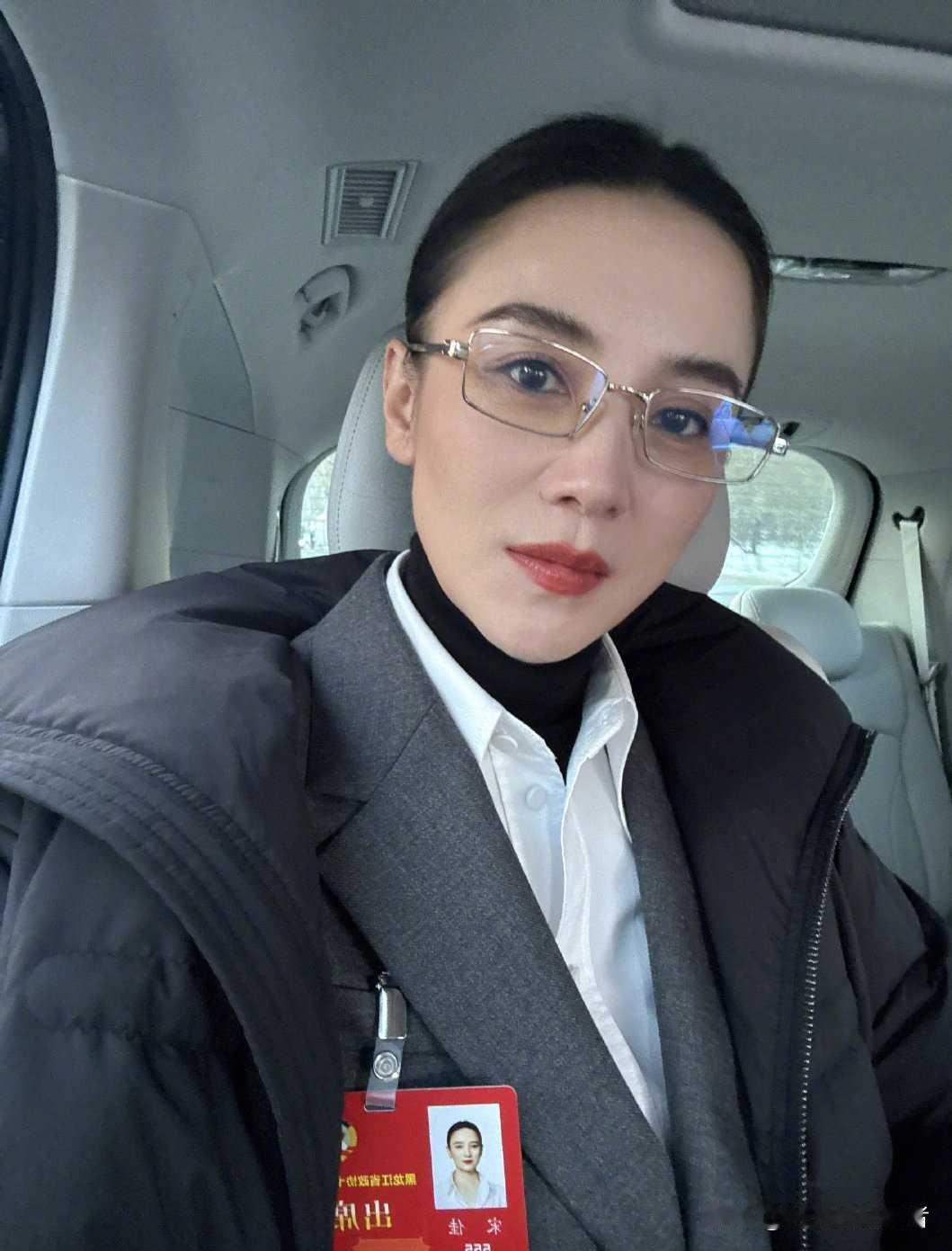 宋佳瘦的变了一个人，如果不是有名牌，真的认不出来了，宋佳也太瘦了，宋佳任黑龙江省