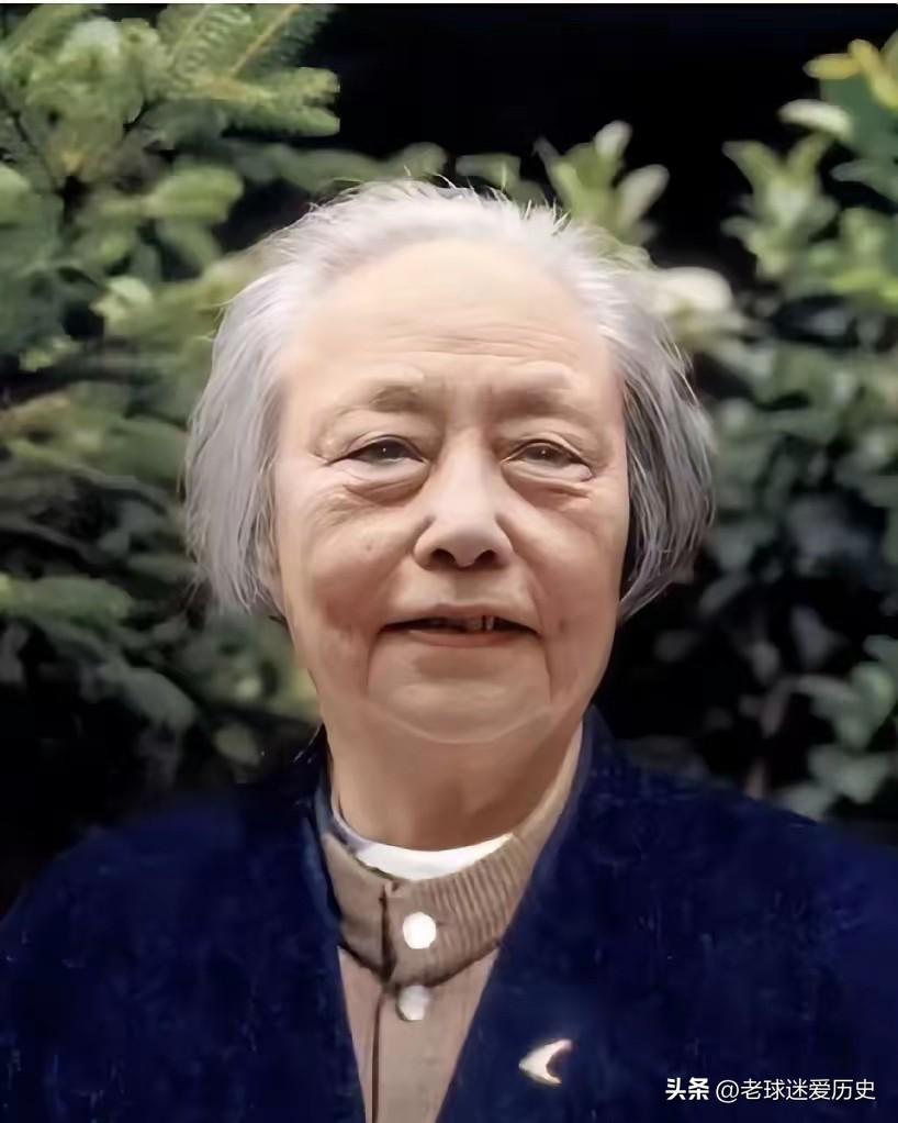 蹇先佛是坚定的革命女战士，长征路上的巾帼英雄。
1934年她投身红军，1935年