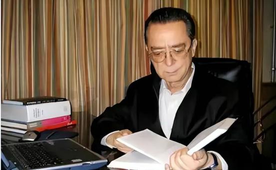 1963年，中国石油专家王德民教授因为长得太帅，被很多女生倒追，他却不胜其烦，便