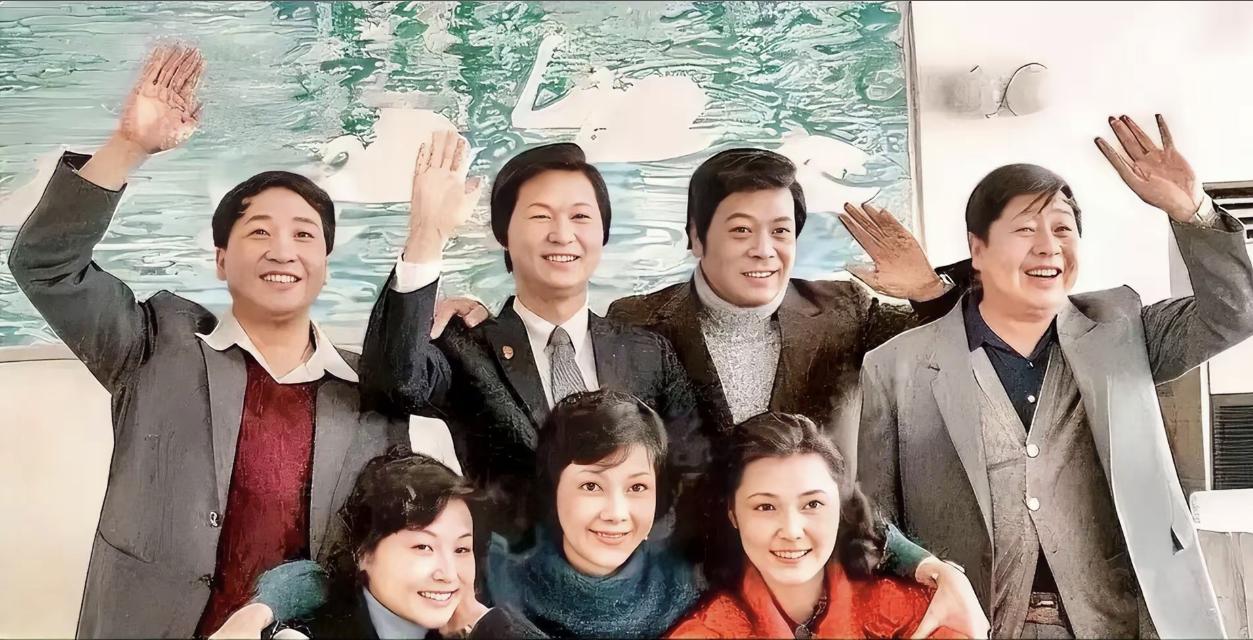 1984年央视春节联欢晚会主持人合影，这一届春晚被很多人称为经典封神的一届。诞生