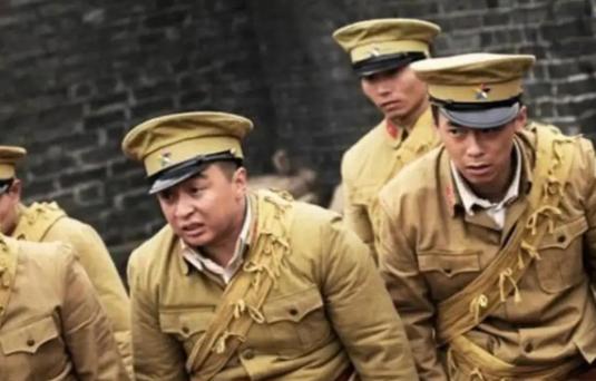 1940年，八路军一侦查员在躲避伪军追踪时，意外来到大娘家，没成想大娘竟一把拉住